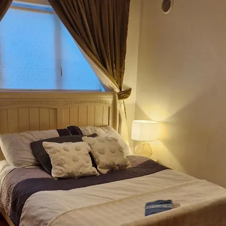 Townhouse Sleeps 8 - Garden Wifi Free Parking * Belmullet