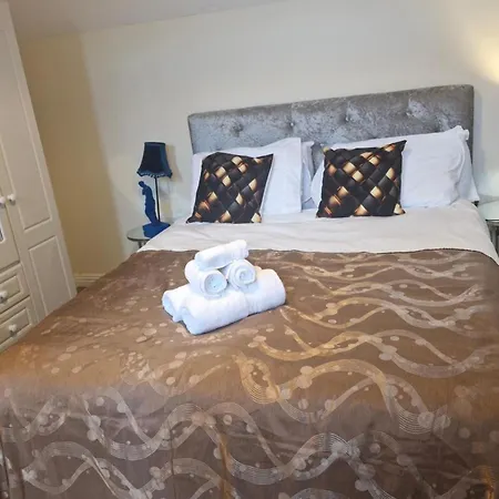 Townhouse Sleeps 8 - Garden Wifi Free Parking *