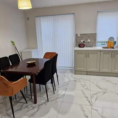 Townhouse Sleeps 8 - Garden Wifi Free Parking
