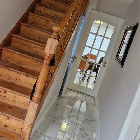 Townhouse Sleeps 8 - Garden Wifi Free Parking Belmullet