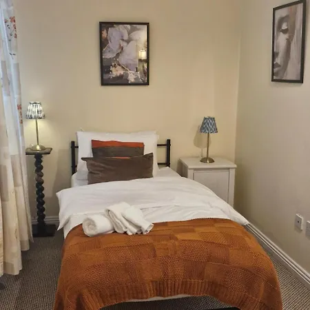 Dom wakacyjny Townhouse Sleeps 8 - Garden Wifi Free Parking *