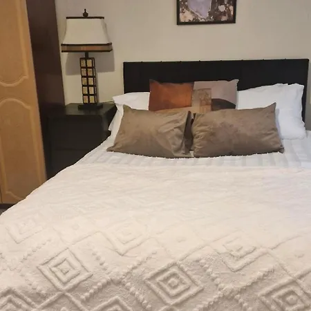 Townhouse Sleeps 8 - Garden Wifi Free Parking