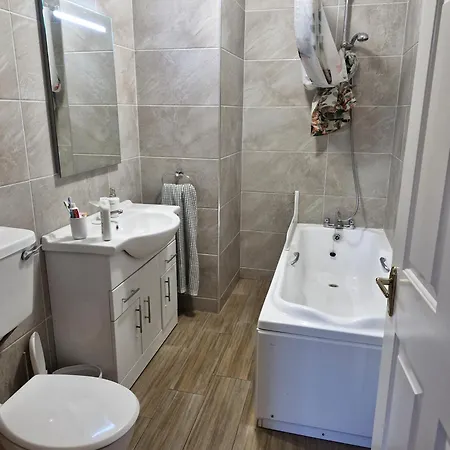 Townhouse Sleeps 8 - Garden Wifi Free Parking