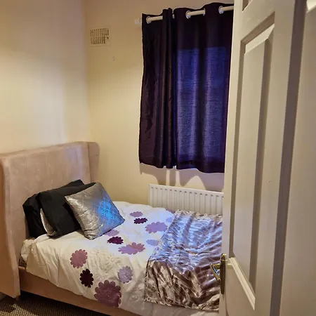 Townhouse Sleeps 8 - Garden Wifi Free Parking *